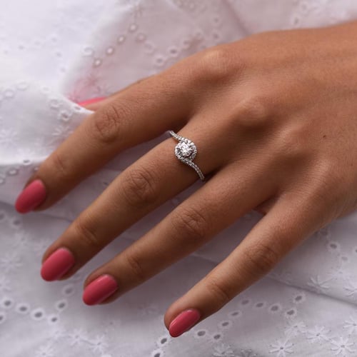 Elegantní zásnubní prsten s moissanitem a lab-grown diamanty Elaina