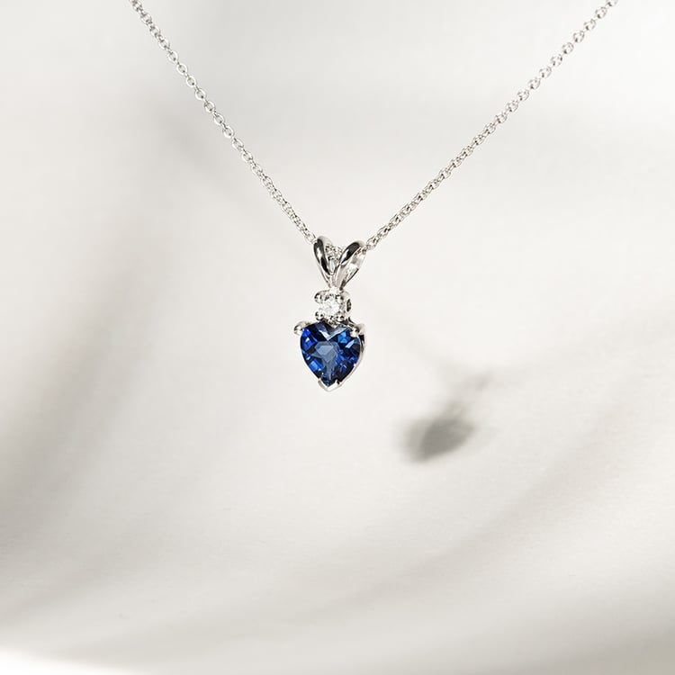 Zlatý přívěsek se safírovým srdcem a diamantem Dorevie 135229