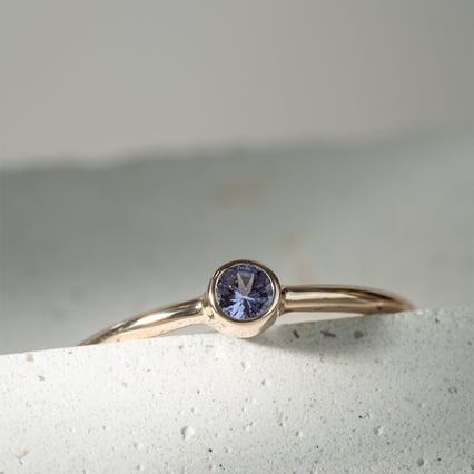 Zlatý minimalistický prsten s tanzanitem Emilien