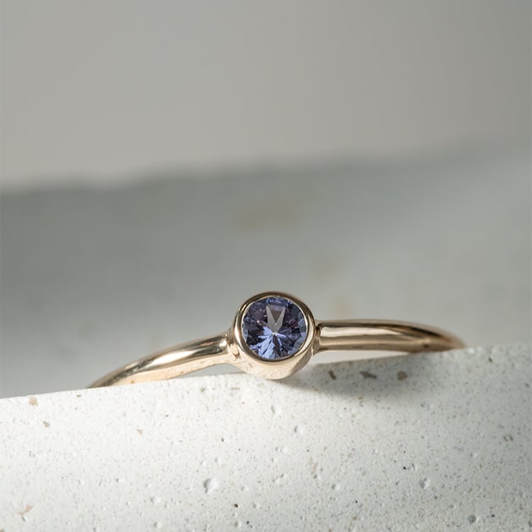 Zlatý minimalistický prsten s tanzanitem Emilien 119851