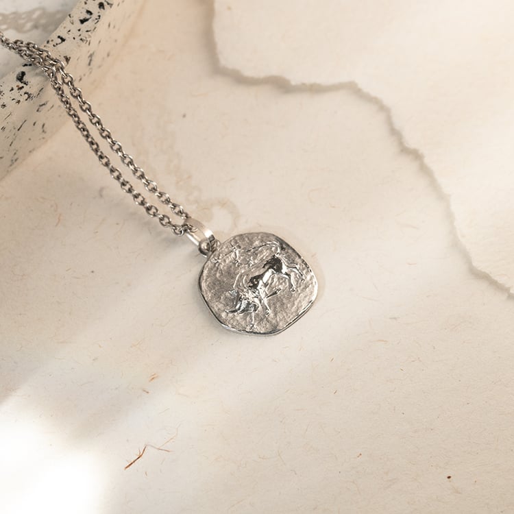 Zlatý přívěsek se symboly znamení zvěrokruhu 143648