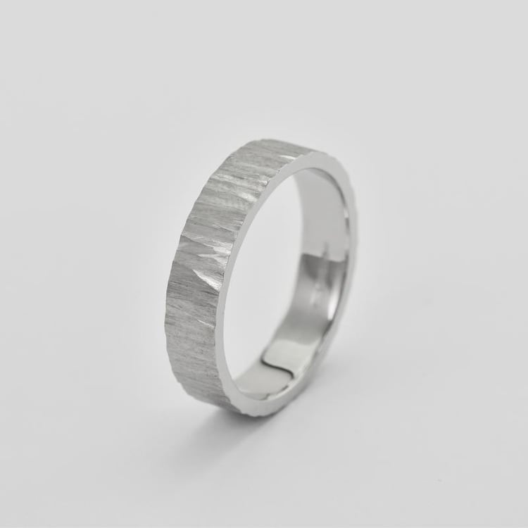 Zlaté snubní prsteny s matným tepaným povrchem 32790