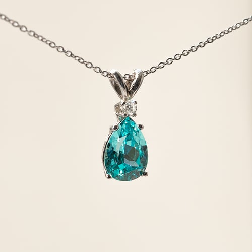 Zlatý přívěsek s pear lab-grown paraiba turmalínem a diamantem Benicio