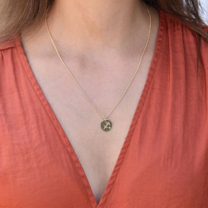 Zlatý přívěsek se znamením a olivínem Střelec