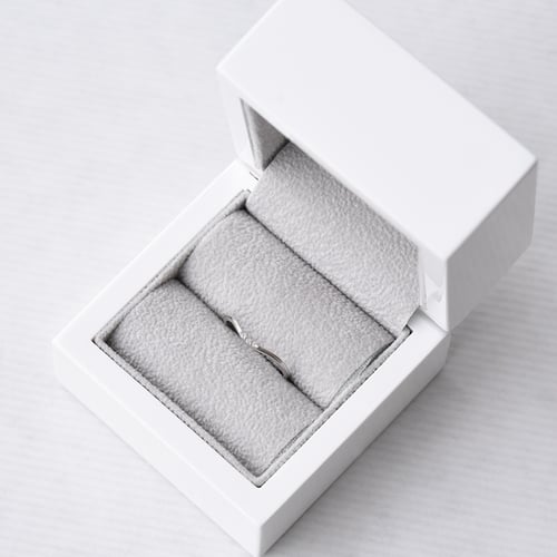 Minimalistický vykrojený prsten se třemi diamanty Cason