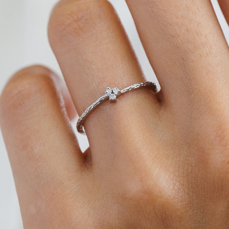 Stříbrný diamantový prsten s tepaným povrchem Milan 157787