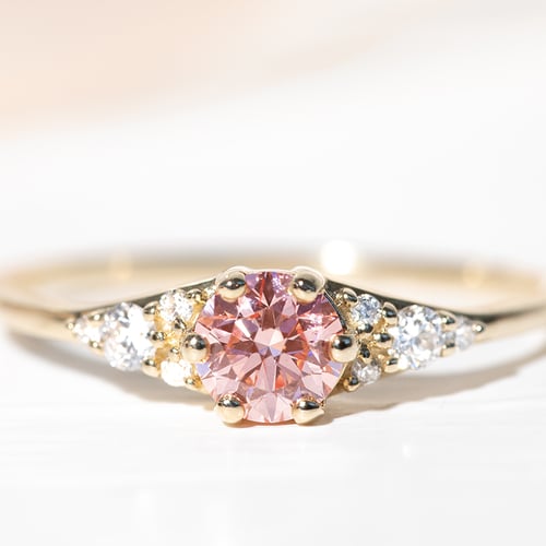 Zásnubní prsten s certifikovaným fancy pink lab-grown diamantem Diana