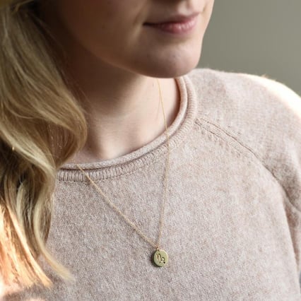 Zlatý přívěsek se znamením a granátem Kozoroh