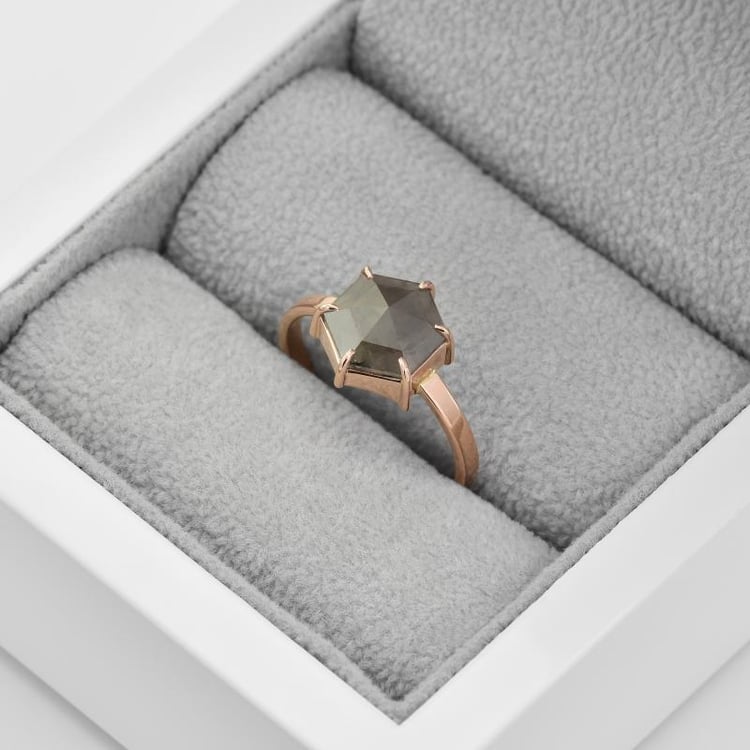 Zlatý prsten se salt'n'pepper diamantem Libertad 44362