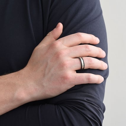 Plochý snubní prsten z karbonu a stříbra Moserah