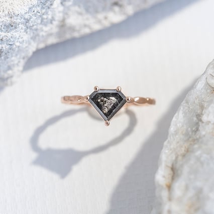 Zlatý prsten se salt and pepper diamantem Page