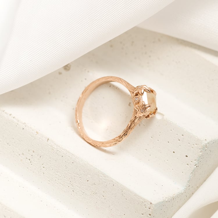 Zlatý prsten se salt and pepper diamantem a ručně rytými květinami Flower 124605