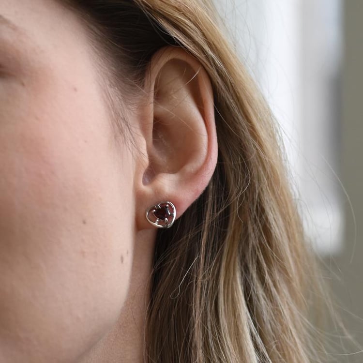 Náušnice s granáty v srdíčku 50498