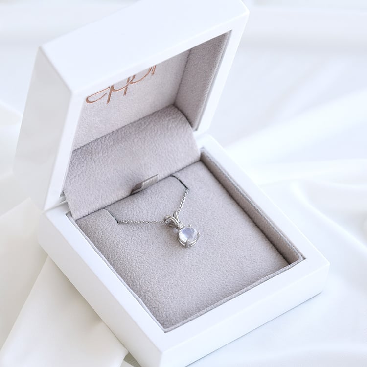 Zlatý přívěsek s měsíčním kamenem a diamantem 80522