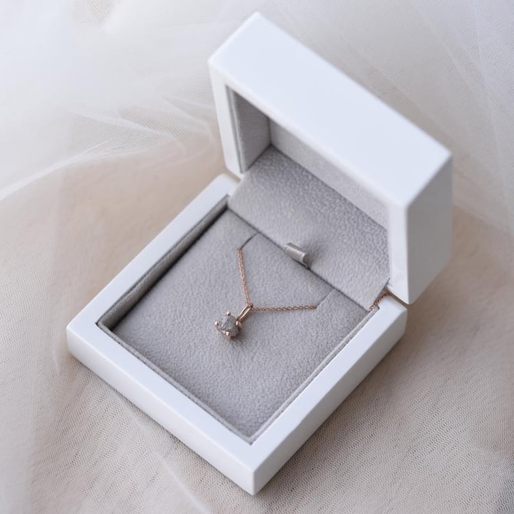 Náhrdelník s nebroušeným diamantem 52819