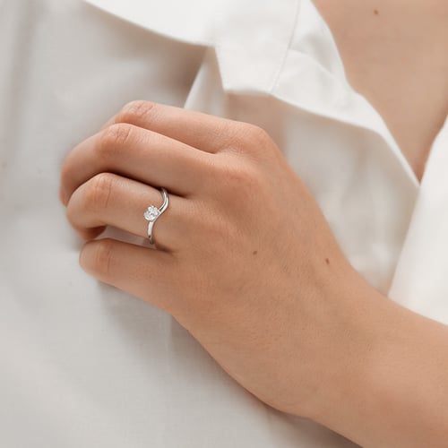 Zásnubní prsten s oválným diamantem Carrie