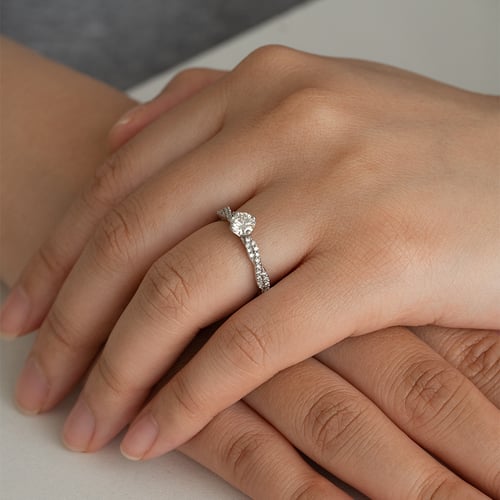 Proplétaný zásnubní prsten s moissanitem a lab-grown diamanty Minna