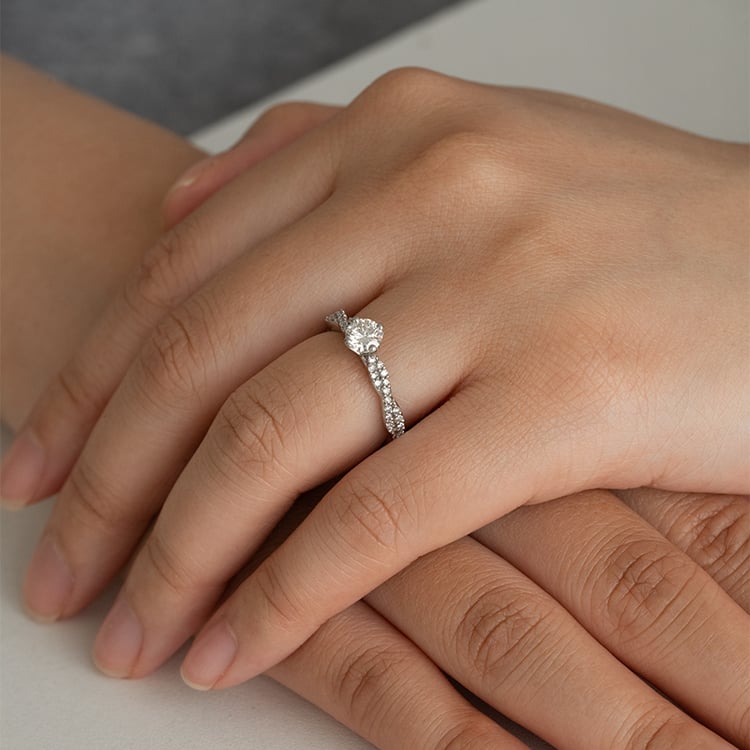 Proplétaný zásnubní prsten s moissanitem a lab-grown diamanty Minna 121918