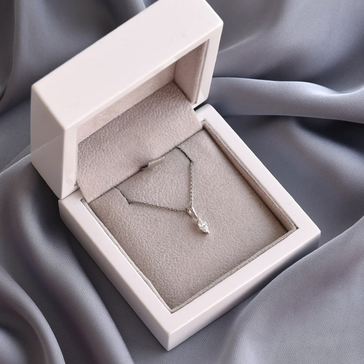 Zlatý náhrdelník s certifikovaným marquise diamantem 78310