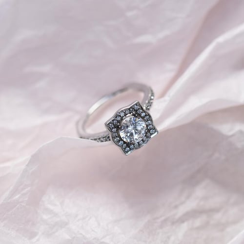 Extravagantní zásnubní diamantový prsten v halo stylu Olva