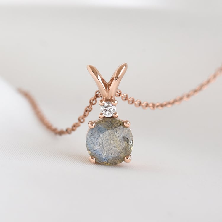 Přívěsek s labradoritem a diamantem ze zlata 78386