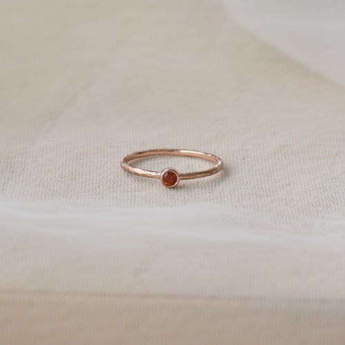 Zlatý minimalistický prsten s padparadscha safírem Emilien