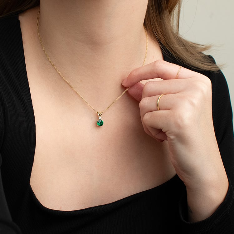 Zlatý přívěsek se smaragdem a diamantem Emolyna 135518