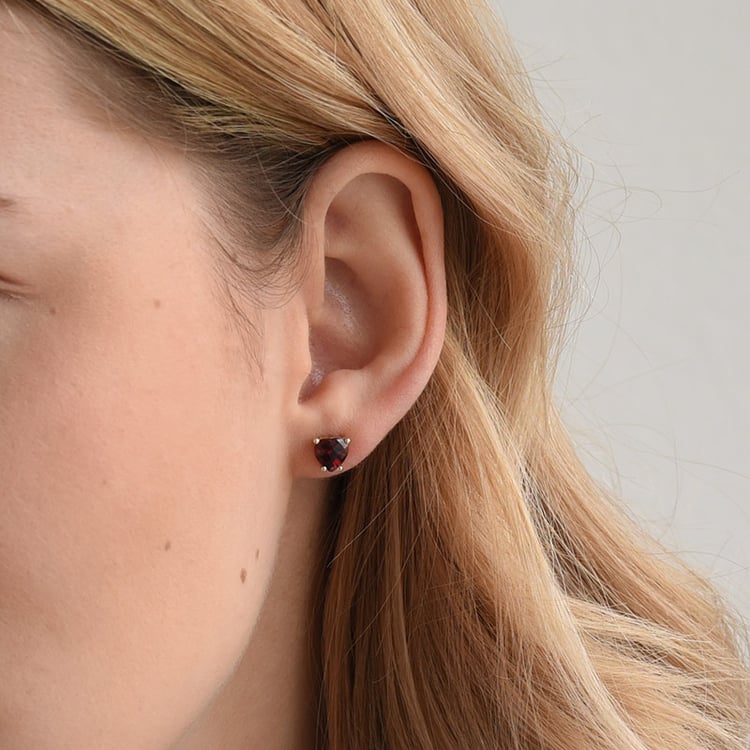 Granátová srdíčka ve zlatých náušnicích 69661