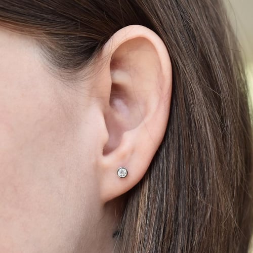Náušnice s bezel osazenými diamanty Jacie