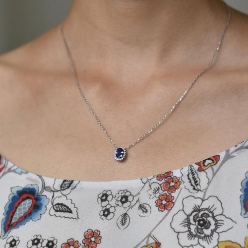 Africký tanzanit s diamanty v náhrdelníku Laina