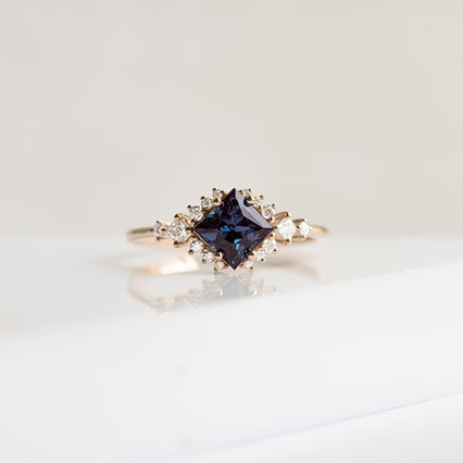 Zásnubní prsten s princess alexandritem a moissanity Medrie