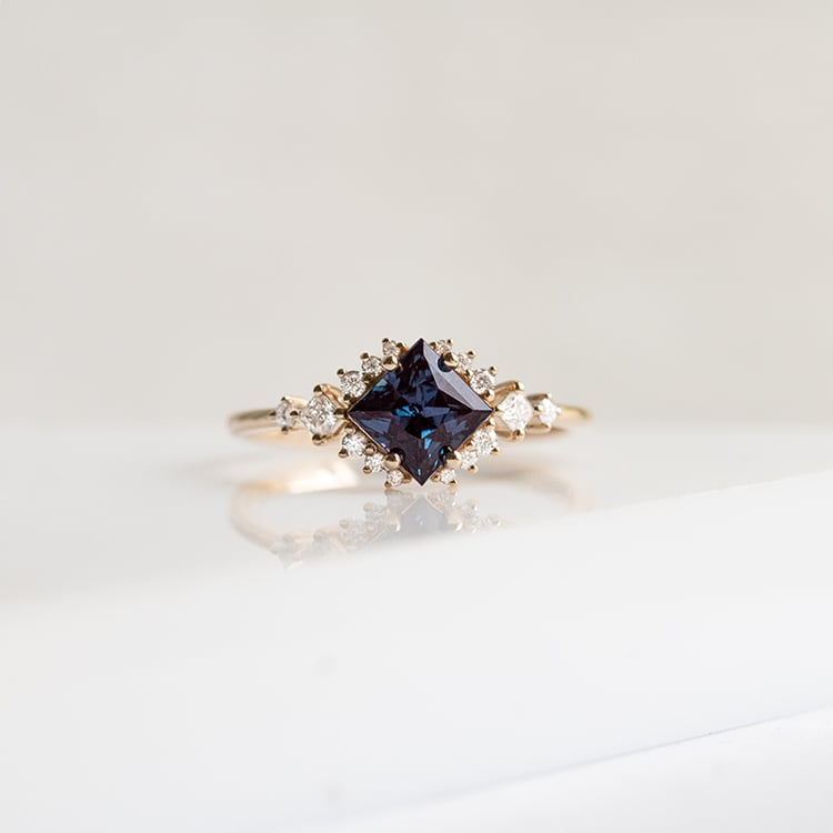 Zásnubní prsten s princess alexandritem a moissanity Medrie 145530