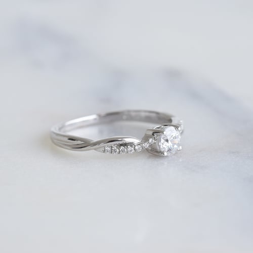 Zásnubní proplétaný prsten s postranními diamanty Aliye