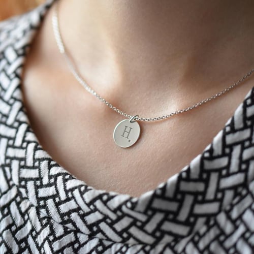 Platinový přívěsek s diamantem a gravírem písmene Sager
