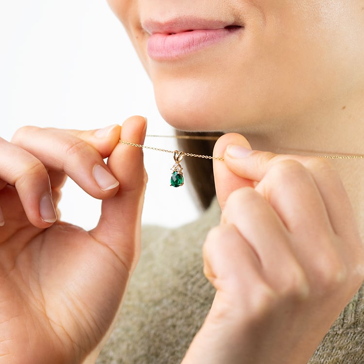 Smaragdová slza ve zlatém přívěsku s diamanty Electrah 147451