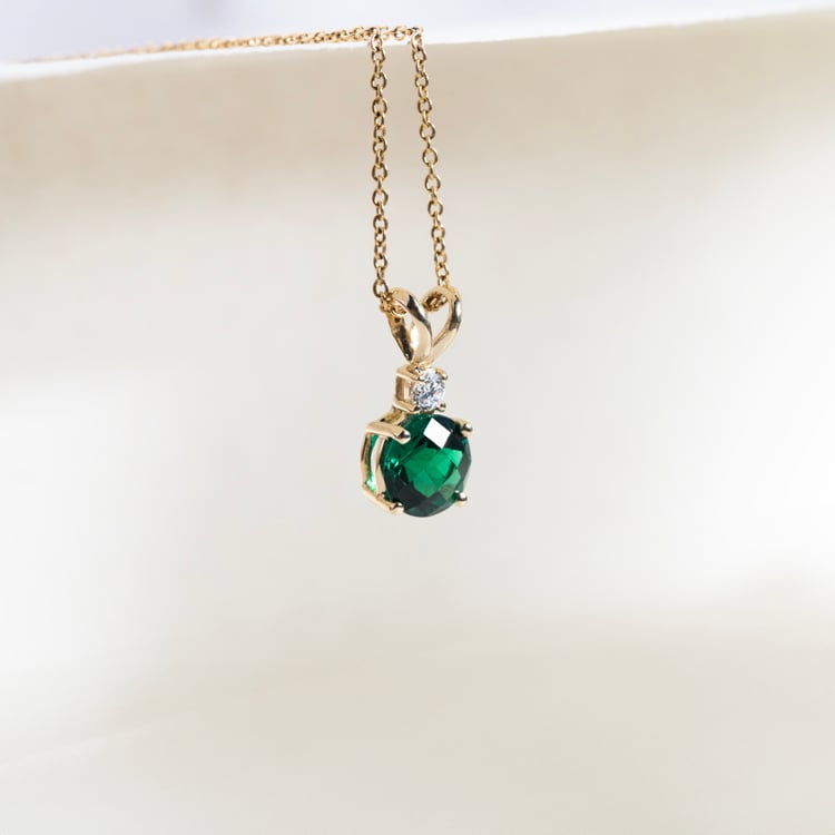 Zlatý přívěsek se smaragdem a diamantem Emolyna 147330