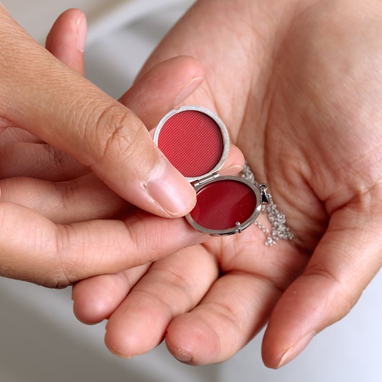 Stříbrný otevírací medailon 129371