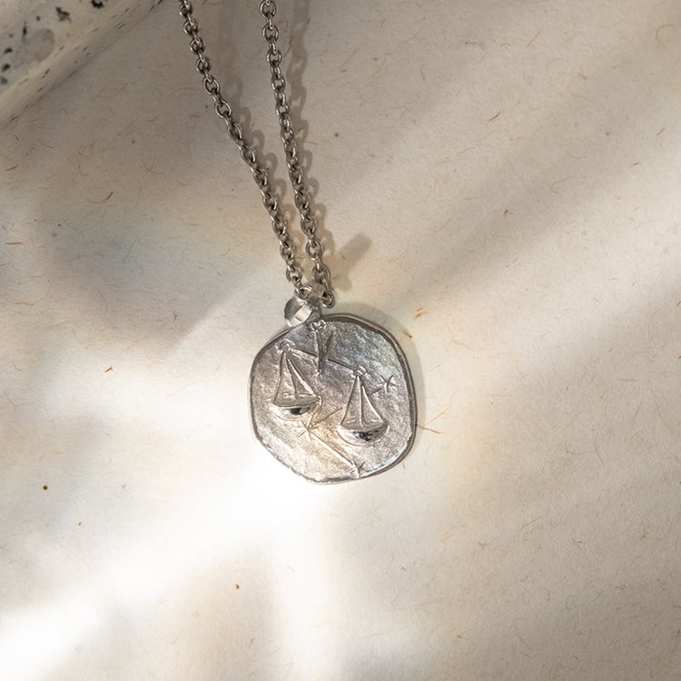 Stříbrný přívěsek se symboly znamení zvěrokruhu 136693