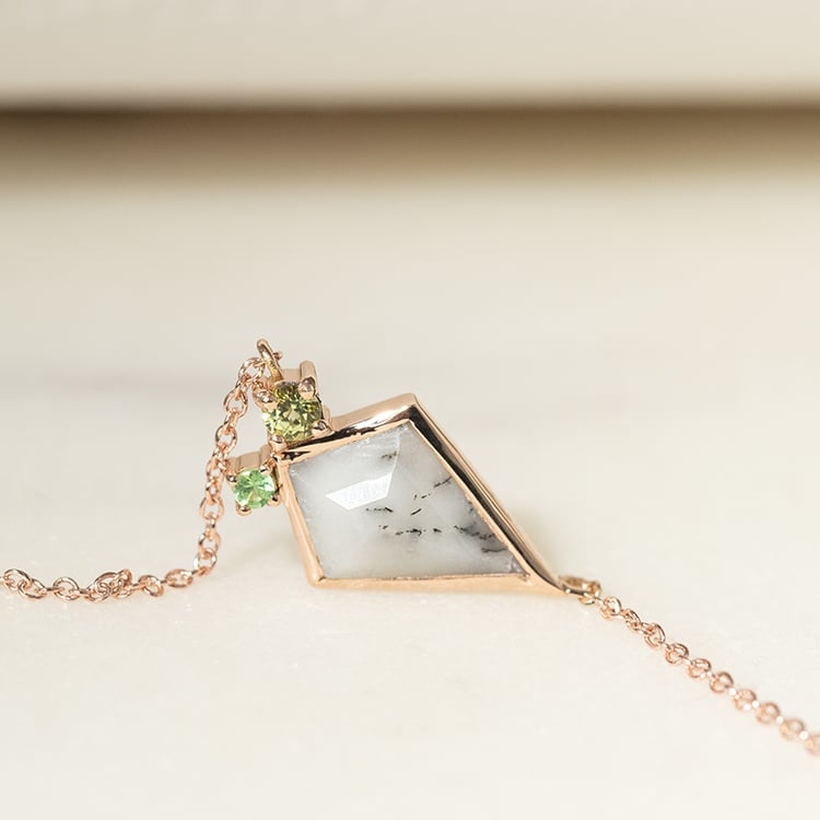 Náhrdelník s dendritickým opálem, olivínem a tsavorit granátem Milly 135482