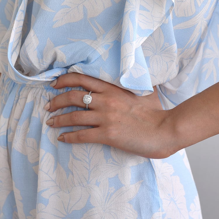 Zásnubní prsten v halo stylu s diamanty 69448