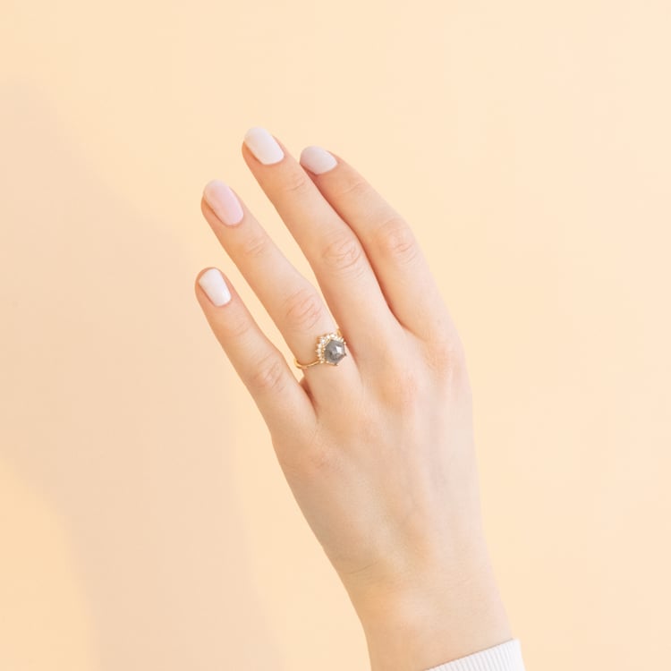 Zlatý prsten s hexagon salt and pepper diamantem Tracy 100950