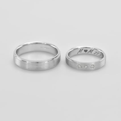 Platinové snubní prsteny se třemi diamanty Xoana