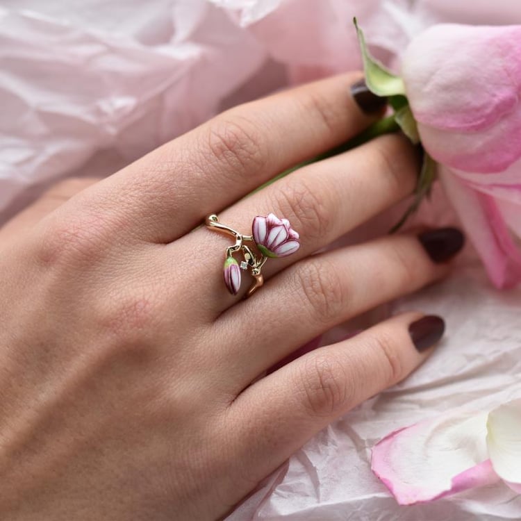 Zlatý květinový prsten s enamelem 43356