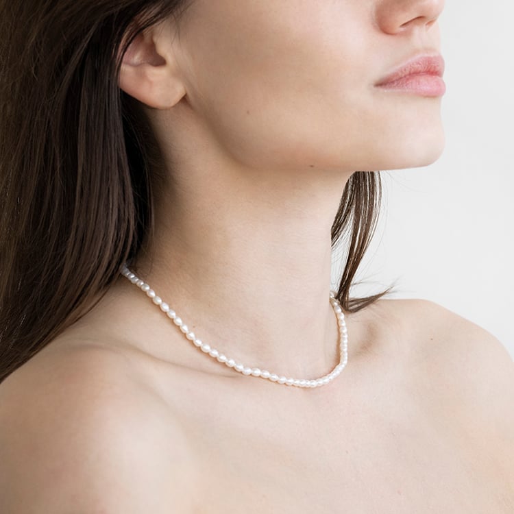 Stříbrný náhrdelník s bílými perlami Babbles 112140