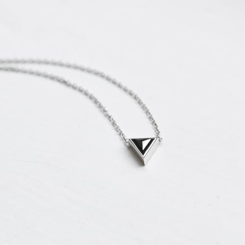 Zlatý náhrdelník s černým triangle diamantem Baya
