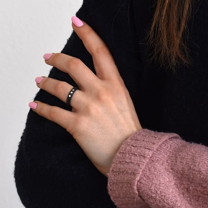 Ploché karbonové snubní prsteny se zkosenými hranami a diamanty Rayrom