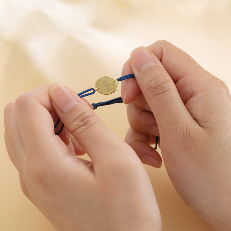 Stříbrný provázkový náramek Malý princ s růží a gravírem 121151