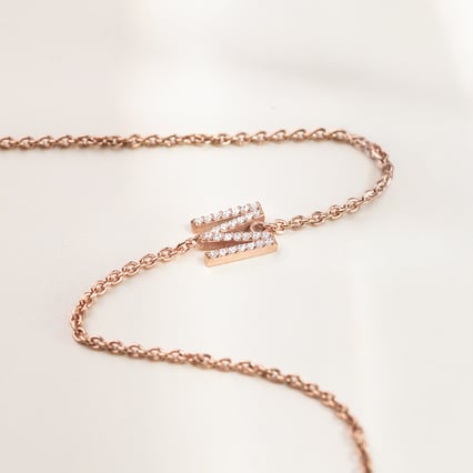 Stříbrný náramek s písmenkem a lab-grown diamanty Anika