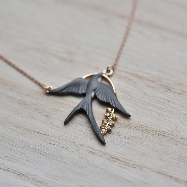 Vlaštovka v zlatém náhrdelníku s diamantem 43384