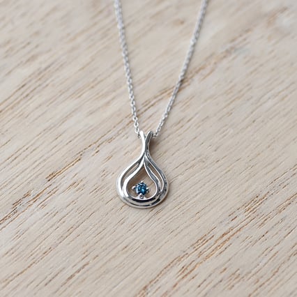 Elegantní zlatý přívěsek s modrým diamantem Tommie